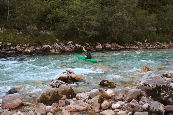 슬로베니아 soca 강에서 카약 — 스톡 사진