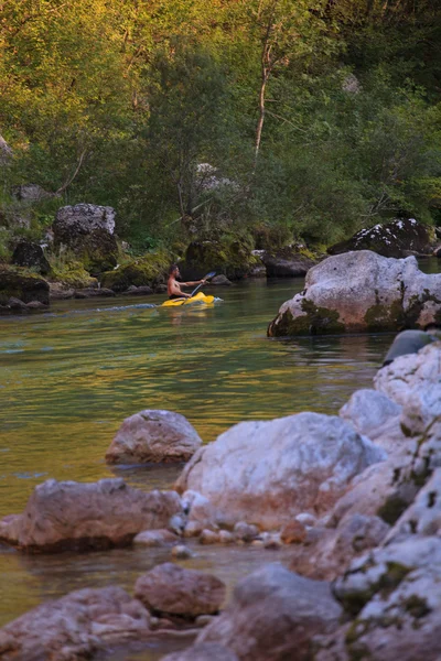 Caiaque no rio Soca, Eslovénia — Fotografia de Stock