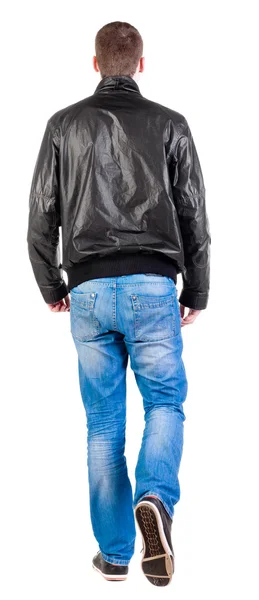 Vista di camminare bell'uomo in giacca posteriore — Foto Stock