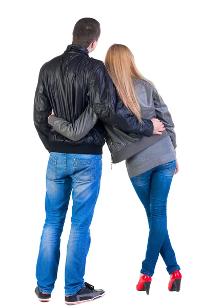 Pohled zezadu na mladý pár (muž a žena) pohled do dálky — Stock fotografie