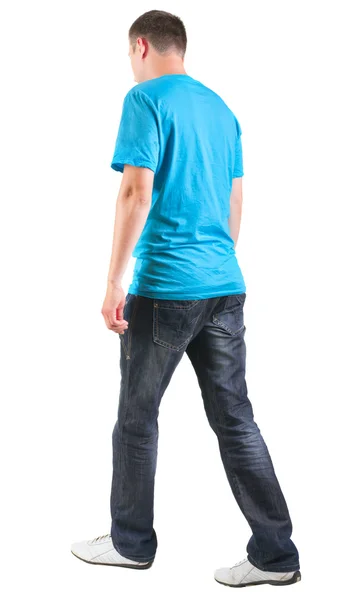Vista di camminare bell'uomo in t-shirt posteriore. — Foto Stock