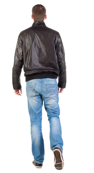 Achteraanzicht van het lopen knappe man in de jas. — Stockfoto