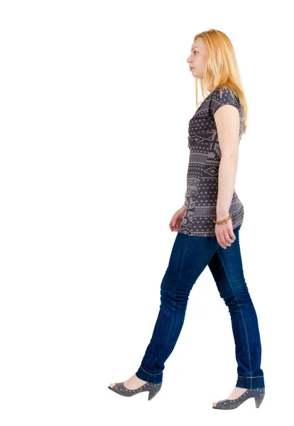 Pohled zezadu na chodící žena . — Stock fotografie