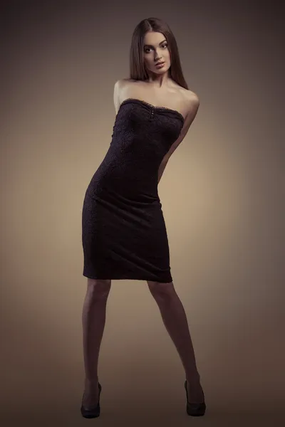 Flicka i svart klänning — Stockfoto