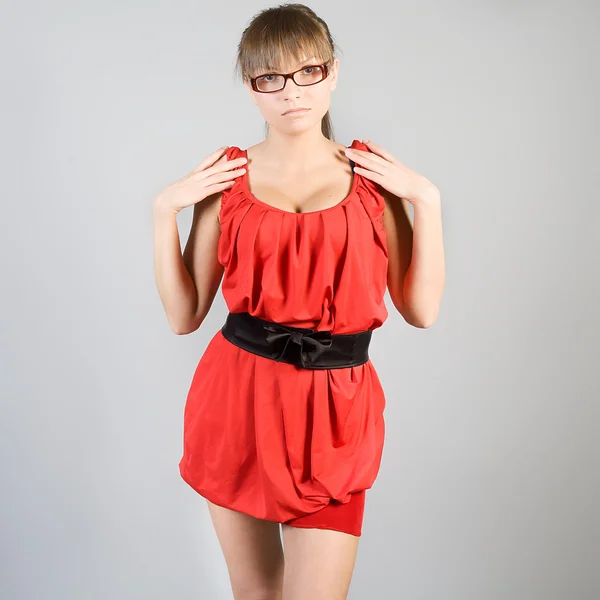 Porträtt av en vacker flicka i röd klänning — Stockfoto
