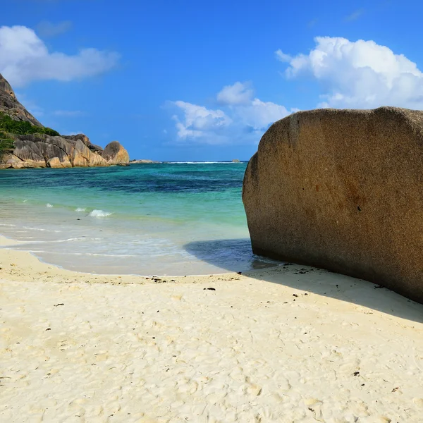 Praia tropical nas ilhas Seychelles — Fotografia de Stock