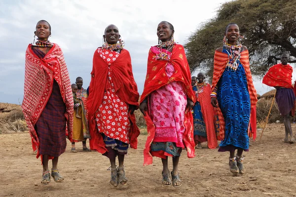 Танцующие масаи — стоковое фото