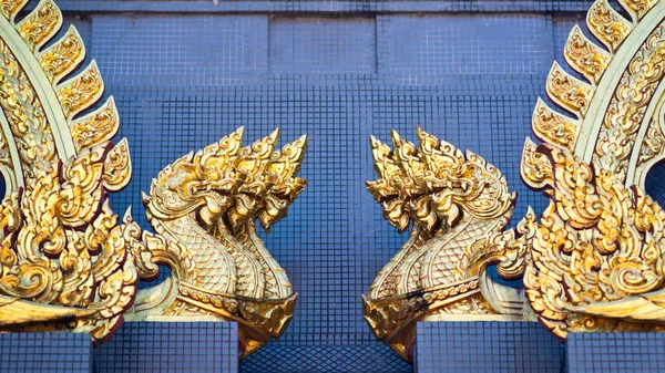Sculptures of golden dragons — Stock Photo, Image