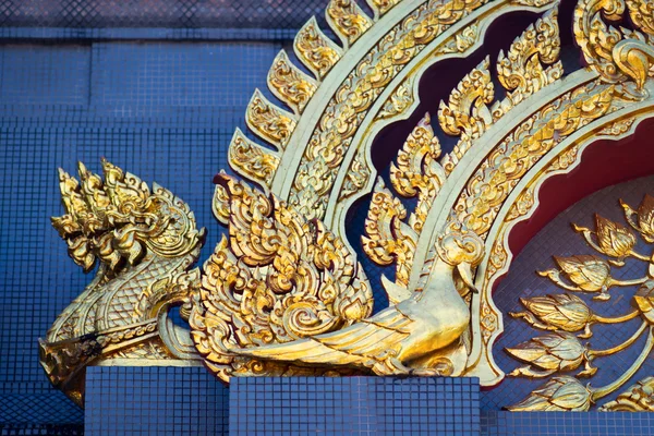 Decoração com dragões dourados — Fotografia de Stock