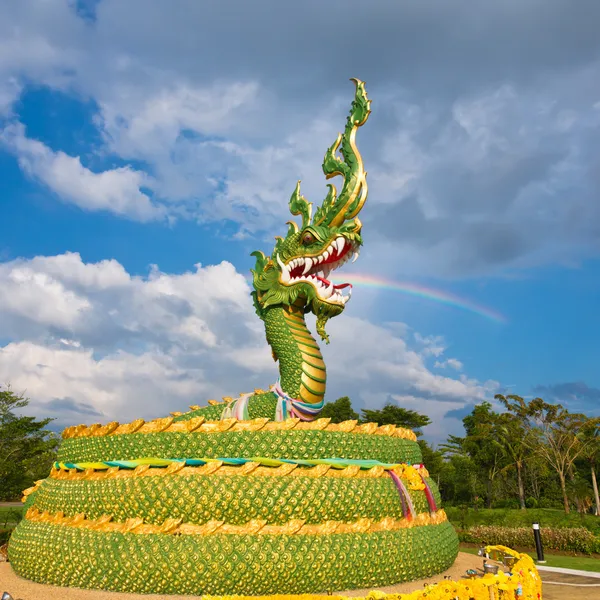 Regnbåge från käftar draken — Stockfoto