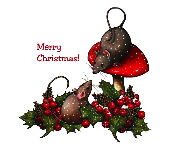 Kerstmis: twee muizen, paddestoel, holly, bessen en sneeuw Rechtenvrije Stockfoto's