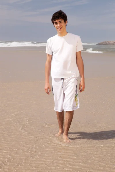 Adam sahilde rahatlatıcı — Stok fotoğraf