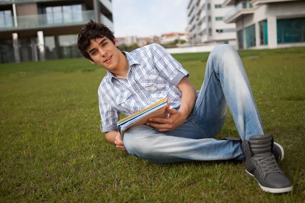 Chłopak studiuje w parku — Zdjęcie stockowe