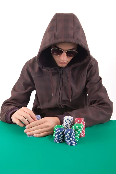 Мужчина играет в техасский покер — стоковое фото