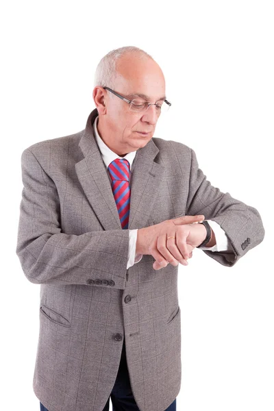 Homme d'affaires mature consultant sa montre — Photo