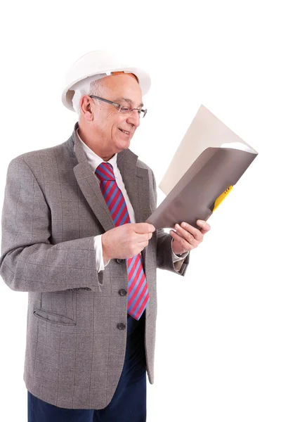 Homme d'affaires mature regardant le document — Photo