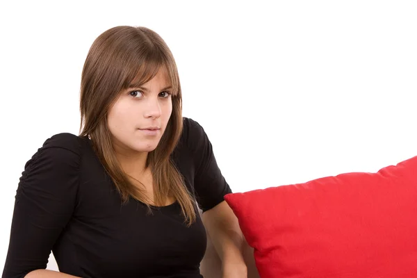 Молодая женщина отдыхает на диване — стоковое фото