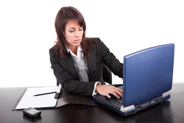 Zakenvrouw werken met laptop — Stockfoto
