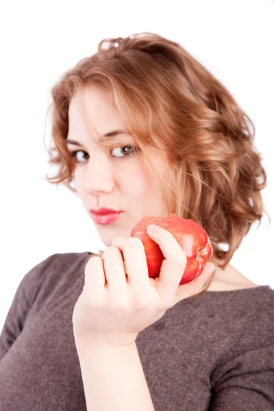 Mulher comendo maçã vermelha — Fotografia de Stock