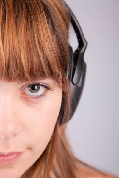 Молода жінка слухає музику — стокове фото