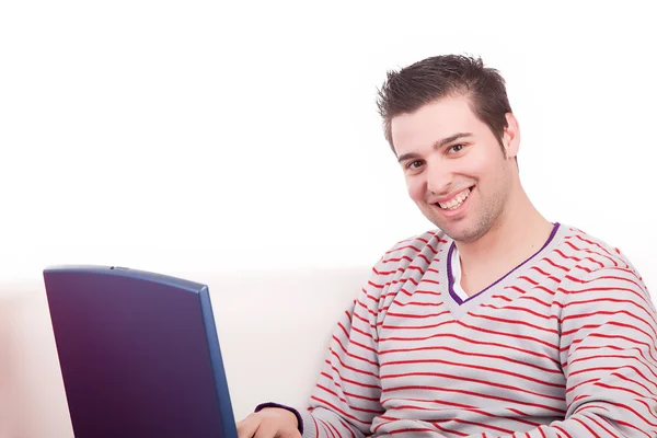 Muchacho joven que trabaja con el ordenador portátil — Foto de Stock