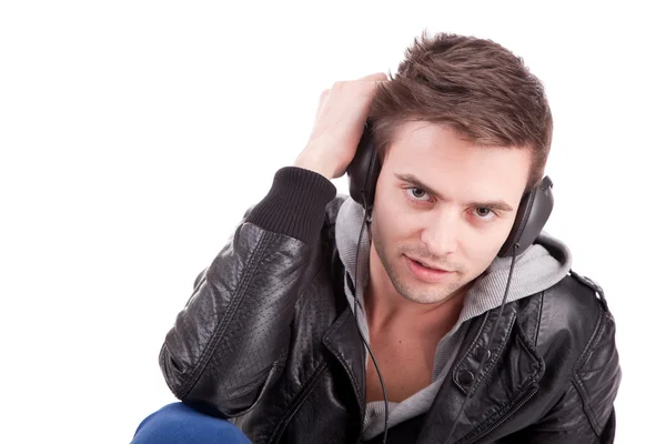 音楽を聴いてる若い男 — ストック写真
