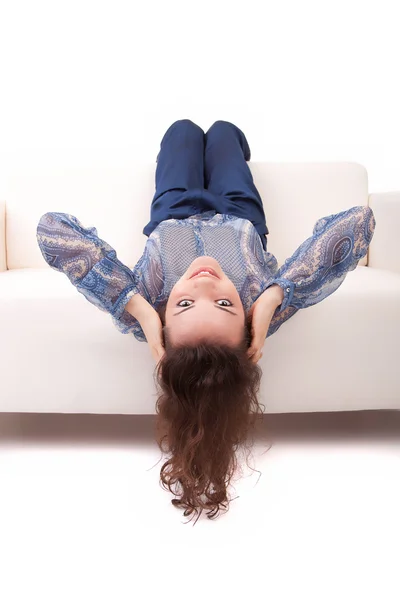 Junge Frau entspannt sich auf Couch — Stockfoto