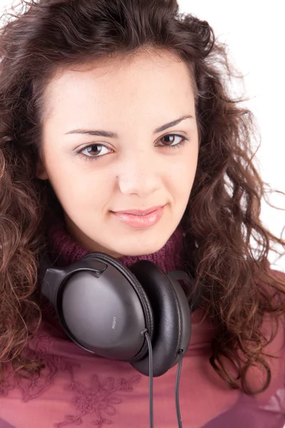 Młoda kobieta słuchająca muzyki — Zdjęcie stockowe