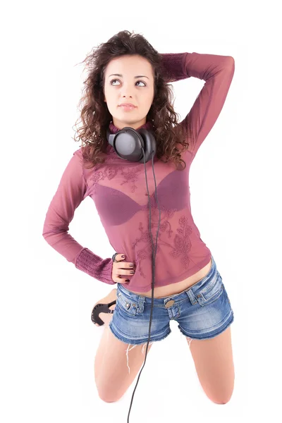 Młoda kobieta słuchająca muzyki — Zdjęcie stockowe