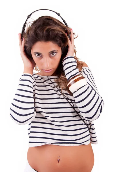 Jonge vrouw luisteren naar muziek — Stockfoto