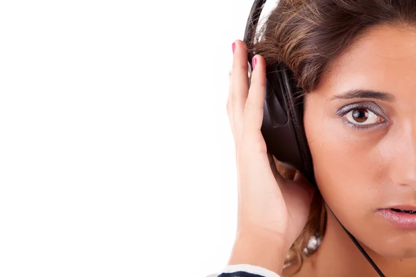 Genç kadın müzik dinliyor. — Stok fotoğraf