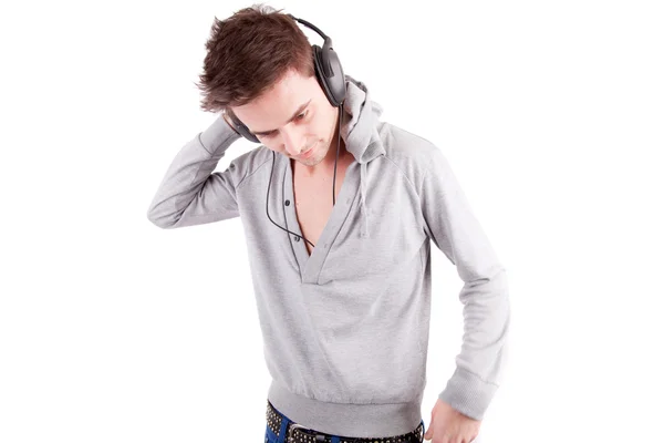 Jongeman die naar muziek luistert — Stockfoto