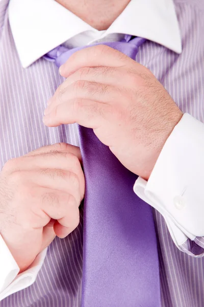 İş adamı kravatını düzeltiyor. — Stok fotoğraf