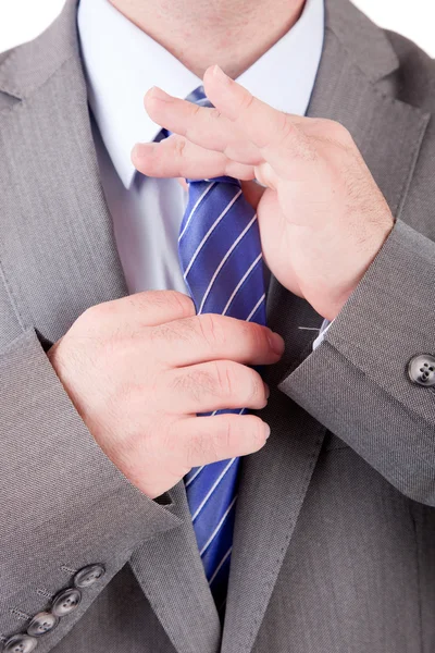 Homem de negócios consertando sua gravata — Fotografia de Stock