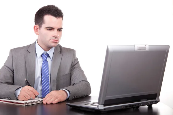 Jeune homme d'affaires travaillant avec un ordinateur portable — Photo