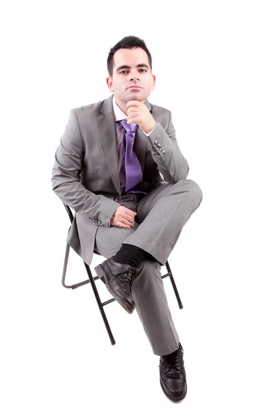 Молодий бізнесмен сидить на стільці — стокове фото