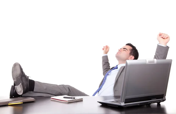 Erfolgreicher Geschäftsmann entspannt am Schreibtisch — Stockfoto