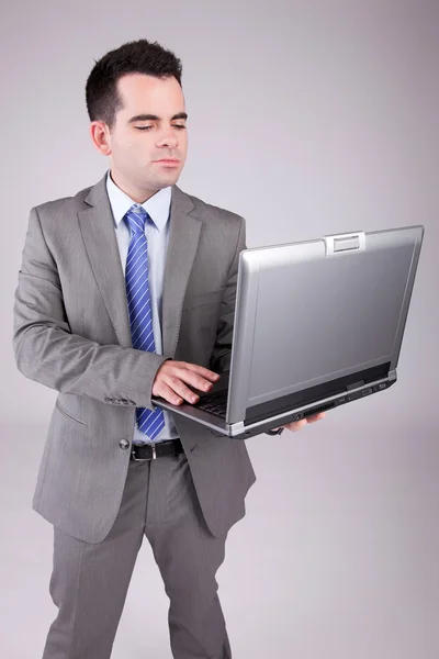 Dizüstü bilgisayar ile çalışan genç iş adamı — Stok fotoğraf