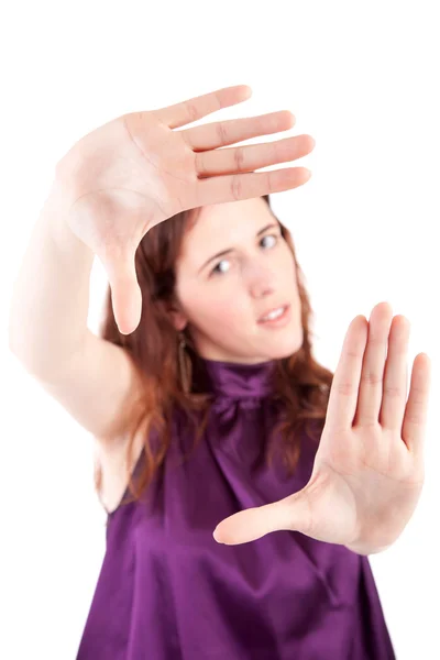 Femme montrant cadrage geste de la main — Photo