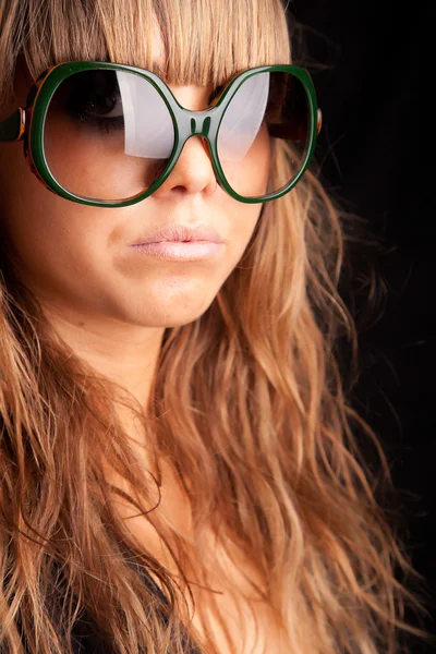 Kvinna i solglasögon — Stockfoto