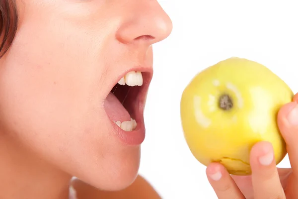 Mulher comendo maçã verde — Fotografia de Stock