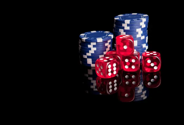 Poker žetony a kostičky — Stock fotografie