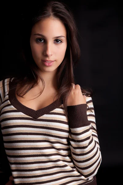 Jovem e bela mulher posando — Fotografia de Stock