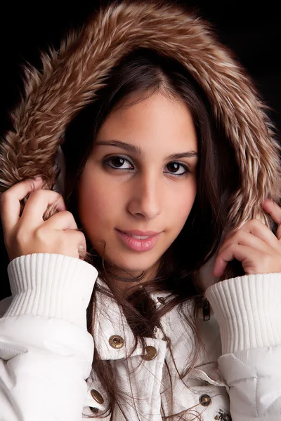 Schöne Frau für den Winter gekleidet — Stockfoto