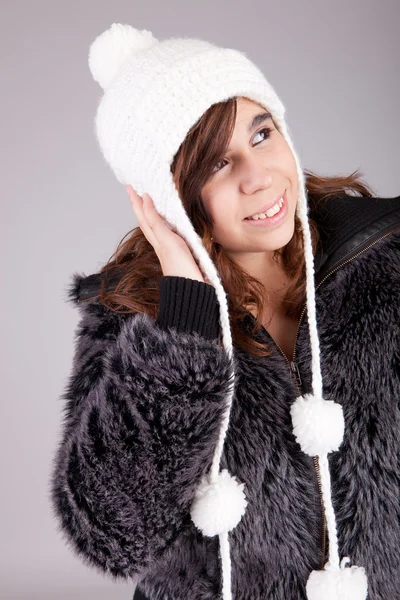 Красивая женщина, одетая для зимы — стоковое фото