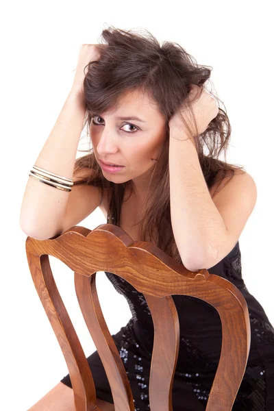 Vacker kvinna sitter på en stol — Stockfoto