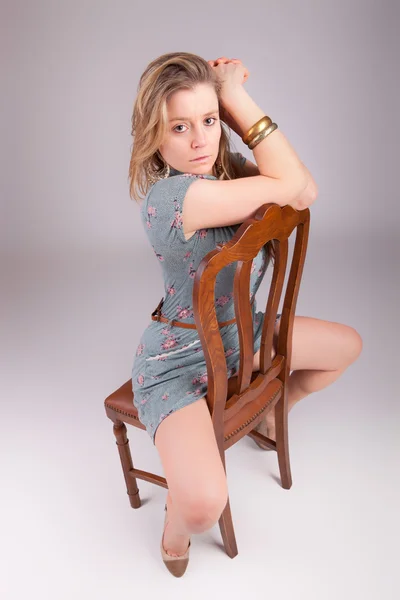 Красивая женщина сидит на стуле — стоковое фото