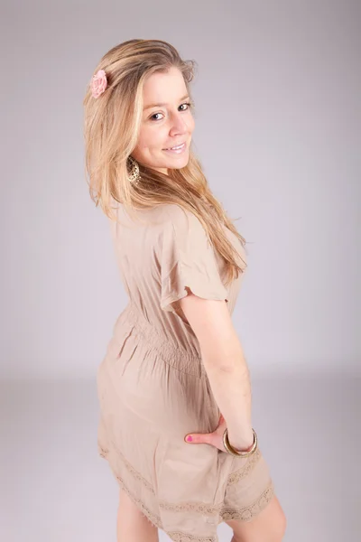 젊고 아름 다운 여자 포즈 — 스톡 사진