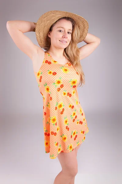 Mulher vestida para o verão — Fotografia de Stock