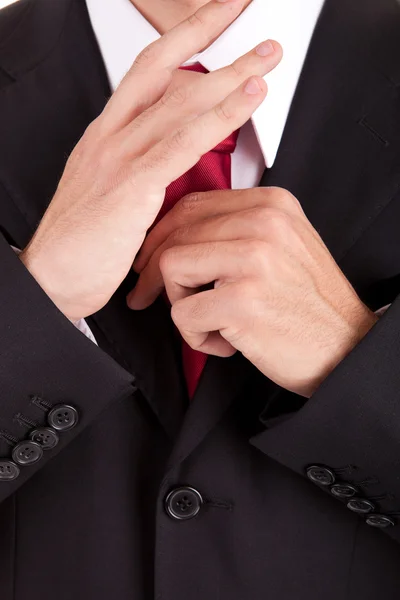 Geschäftsmann repariert seine Krawatte — Stockfoto